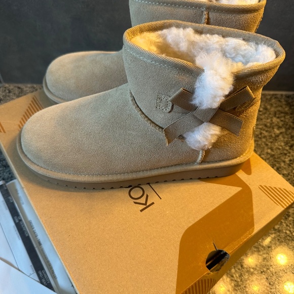 Mini Koolaburra by UGG Boots - Picture 2 of 3